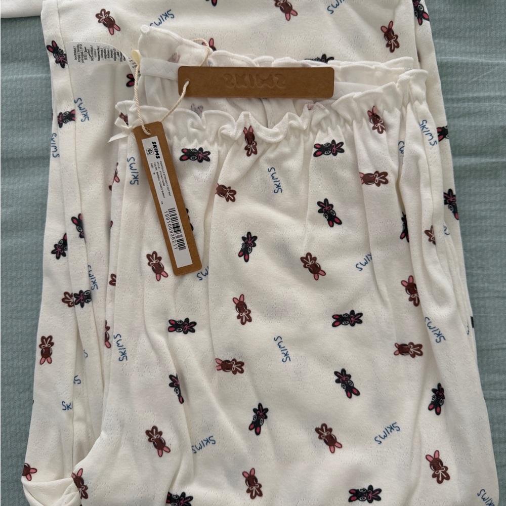 SKIMS White Scalloped Short-Sleeve Graphic Tee & Printed Pajama Pants Set - Picture 3 of 6